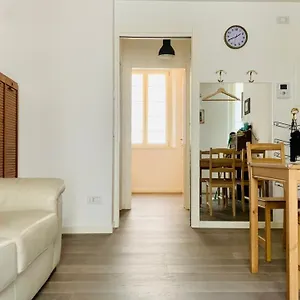 Bocconi-navigli 10 , Milano Italia